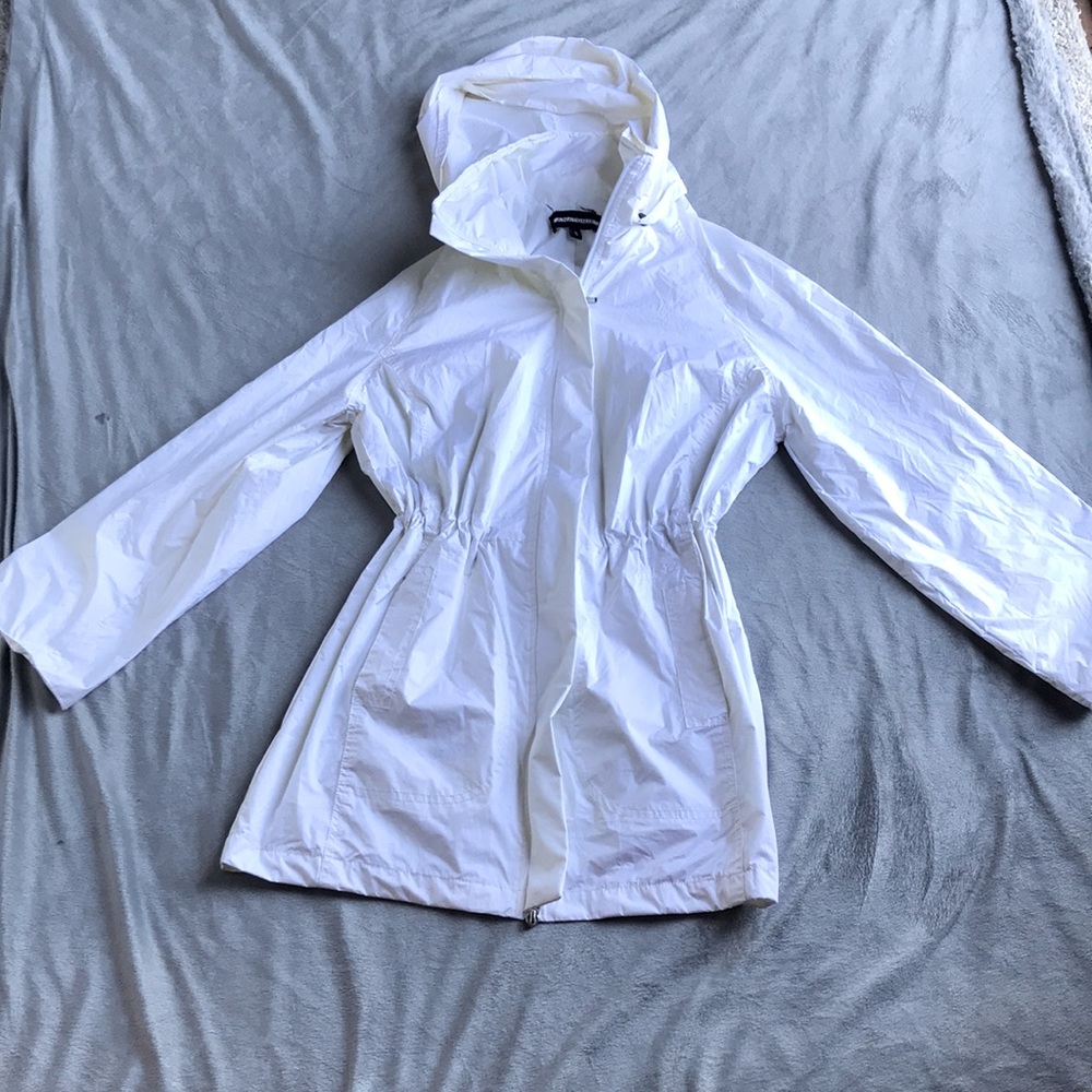 White anatomie designer fall jacket… small mark on back of hood